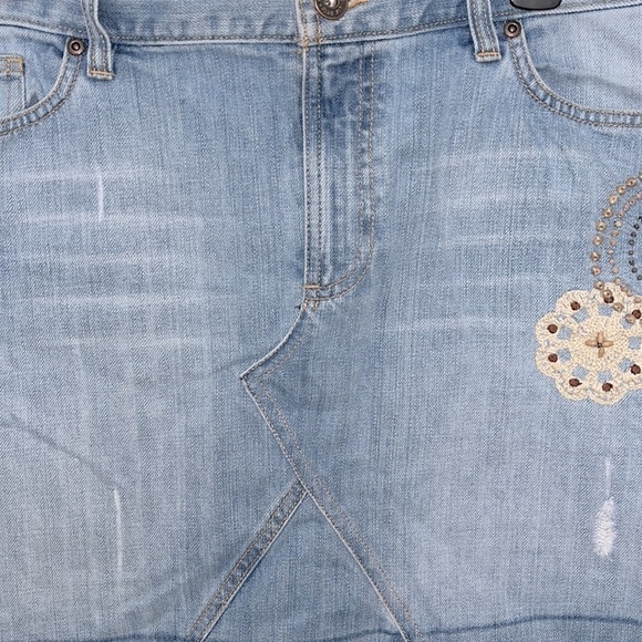 Old Navy’s Jeans ultra low waist stonewashed boho distressed frayed mini skirt. - Picture 5 of 6